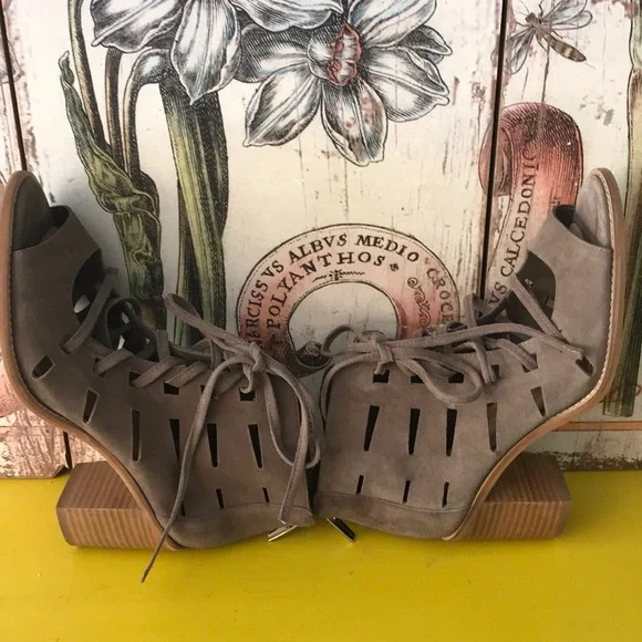 EXCELLENT COND VINCE CAMUTO TRESSA PEEP TOE SZ 8 - Picture 7 of 8